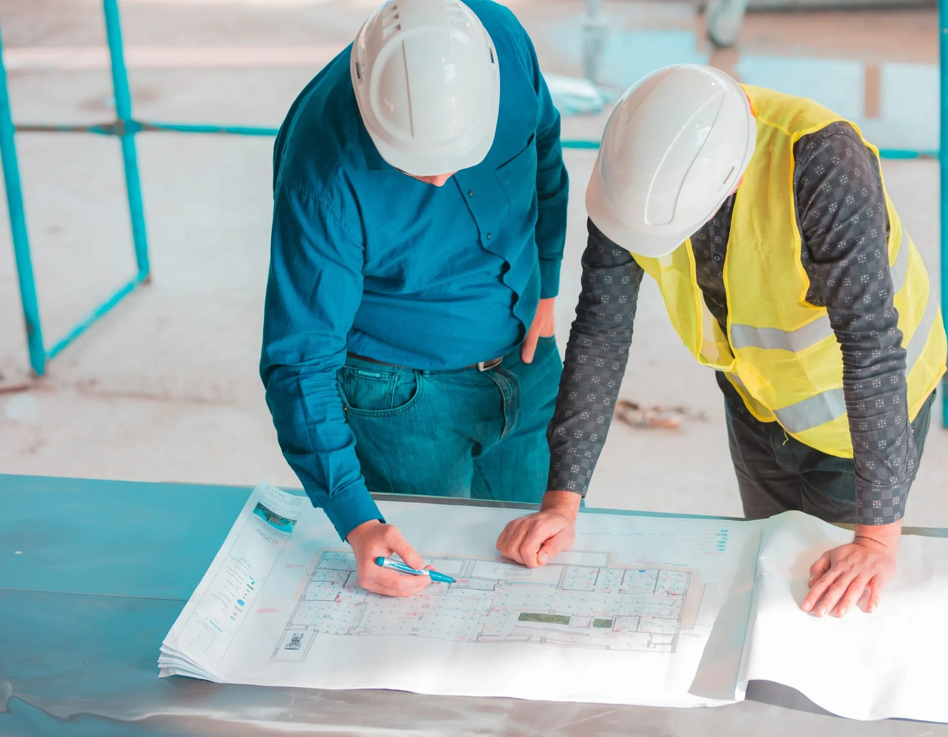 Due tecnici Manzoni Engineering al lavoro su un progetto